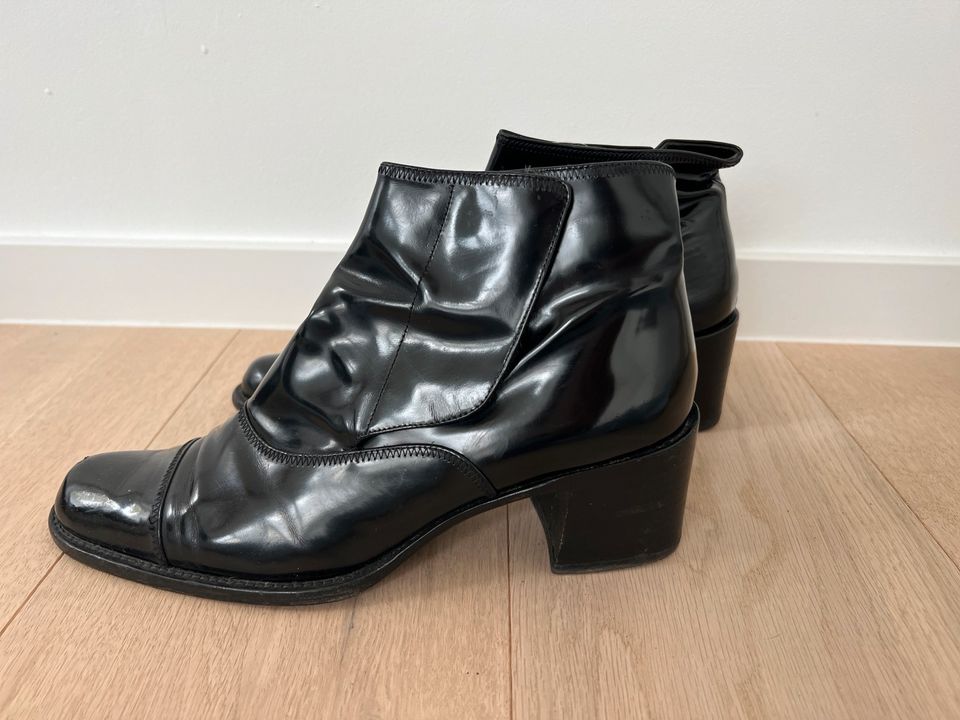 Prada Stiefelette Gr 40 schwarz glänzendes Leder in Ratingen