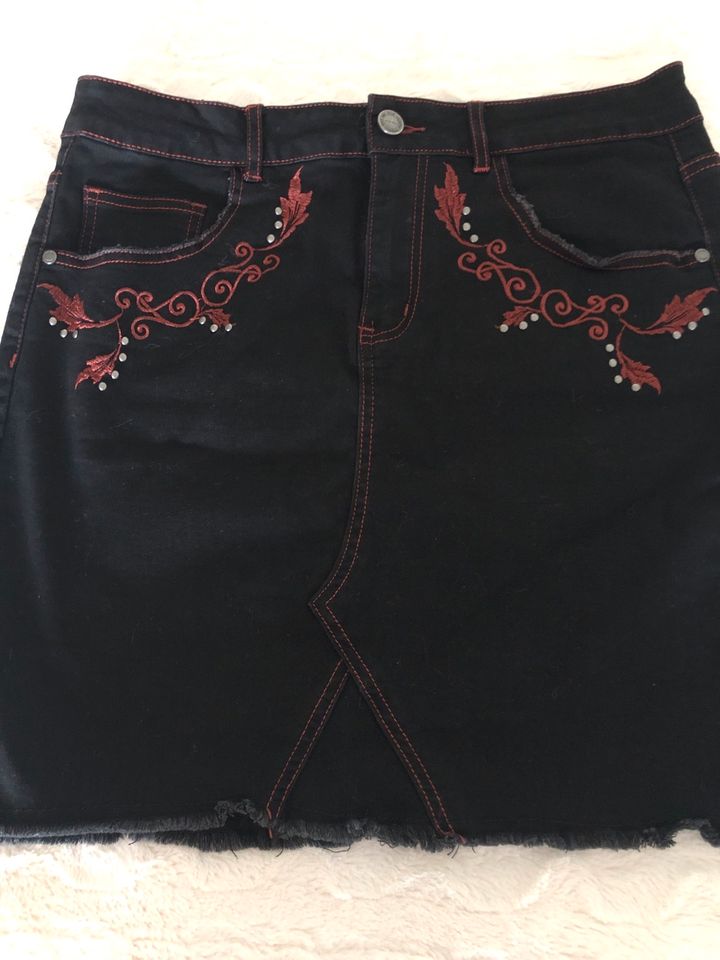 Jeansrock in Gr. 42 mit Stickerei in schwarz-rot in Worms