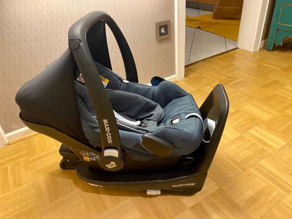 Maxi-Cosi Pebble Pro i-Size + Isofix Base FamilyFix3 in Hürth