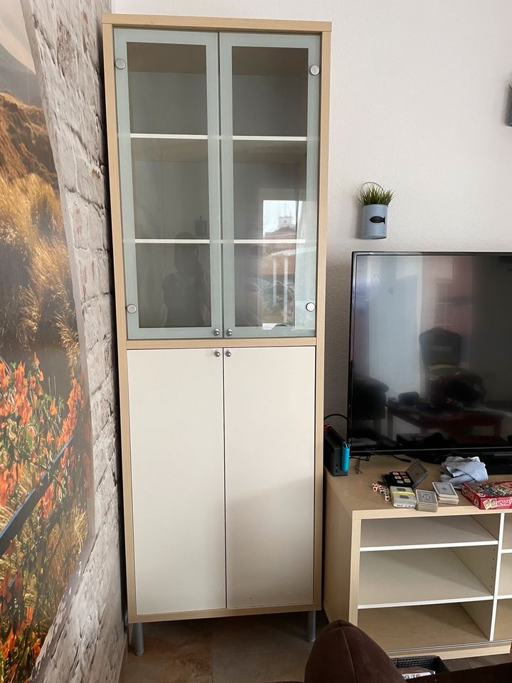 Wohnzimmermöbel Vitrine und TV Tisch zusammen 2,00m in Bad Nauheim