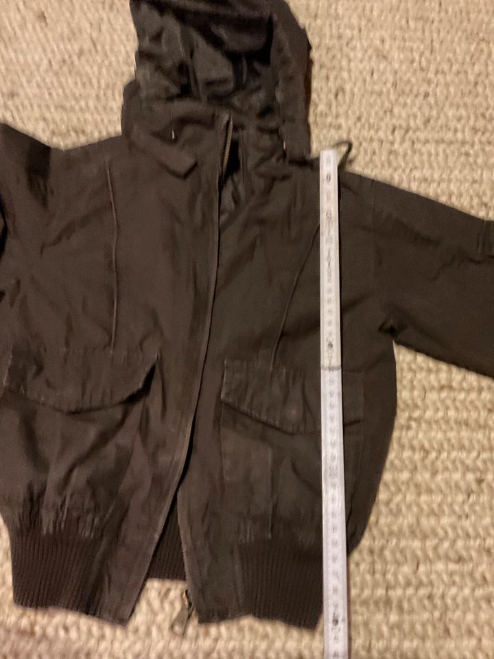 Braune, kurze Jacke, Größe 122 in Tarp