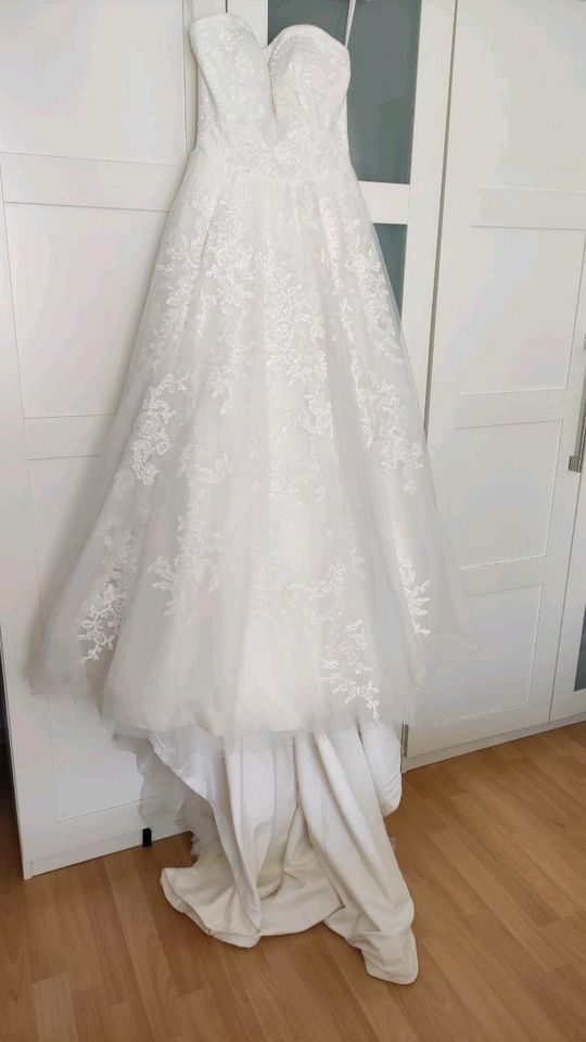 A-Linie Hochzeitskleid elfenbeinfarben lange Schleppe in Waiblingen