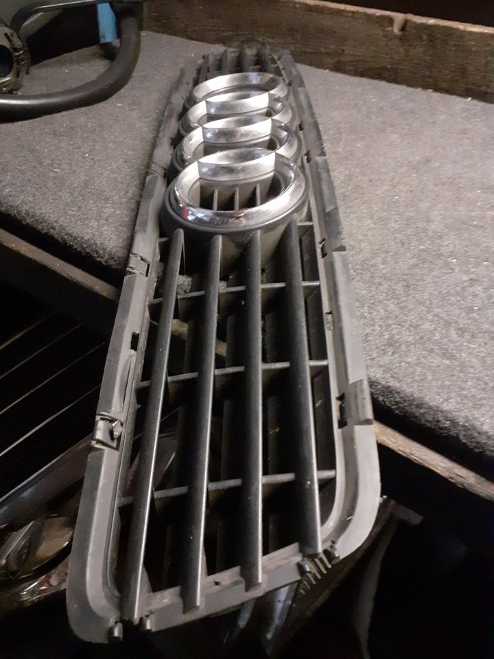 Audi A4 B5 Kühlergrill, gebraucht 8D0 853 651 R in Pfalzgrafenweiler