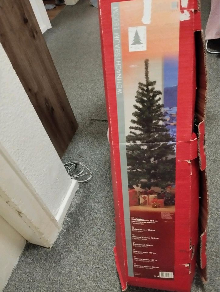 Ich verkaufe ein Weihnachtsbaum mit Dekorationen in Soest