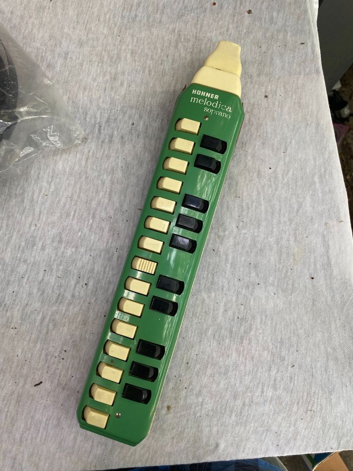 Vintage Hohner Melodica Soprano und Schellenrassel in Oldenburg