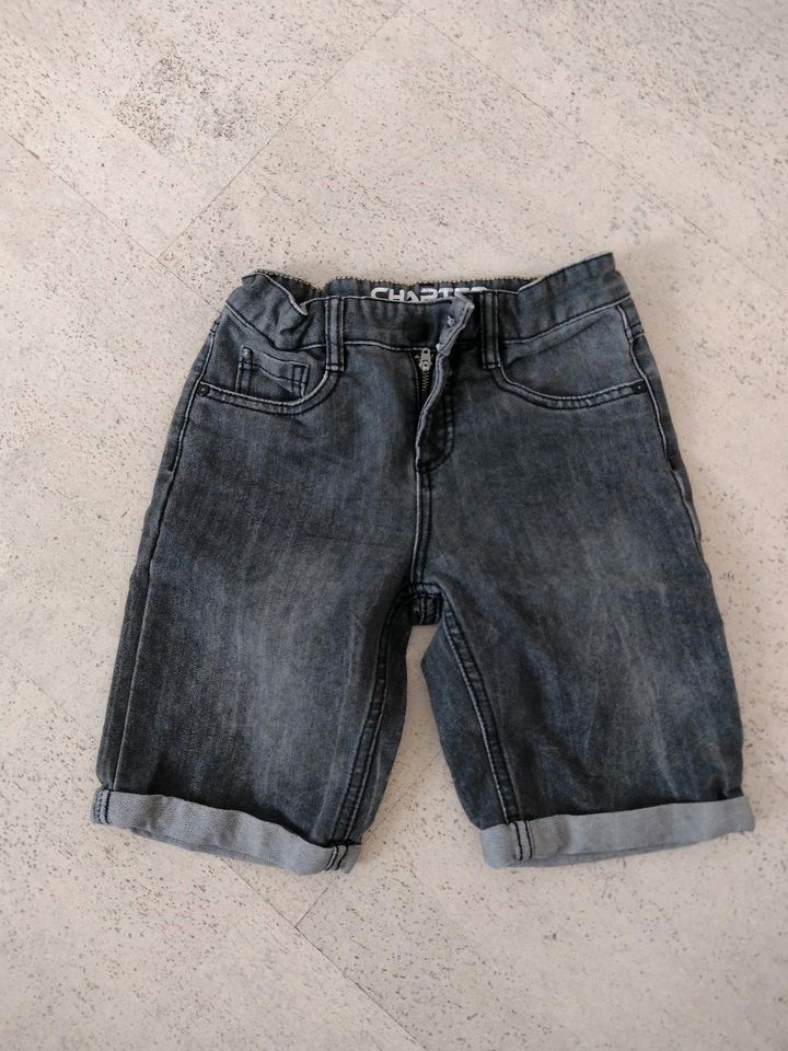 Kleiderpaket Jungspaket Shorts, Jeans Shorts 146 in Butzbach