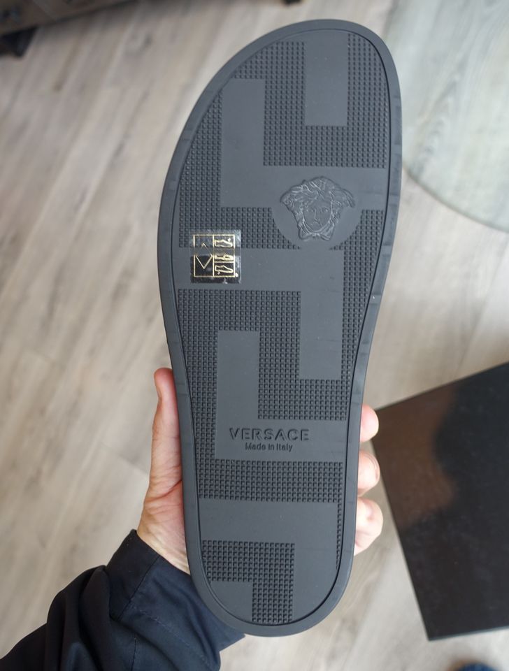 Versace Sandalen 44 45 46 slides schlappen schwarz gummi in Freilassing