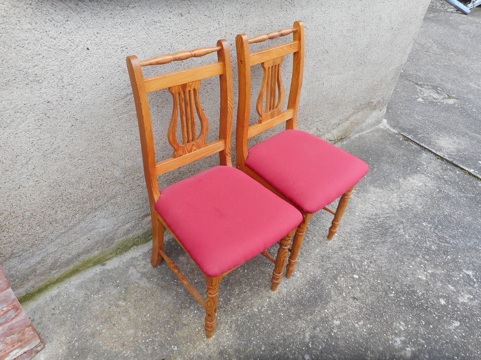 2 gepolsterte Kiefern-Stühle in Illerich
