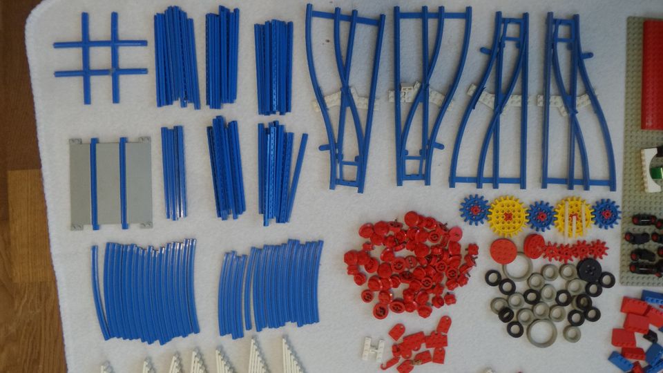 LEGO Sammlung: Platten Schienen Zahnräder Drehscheiben Basic usw in Waiblingen