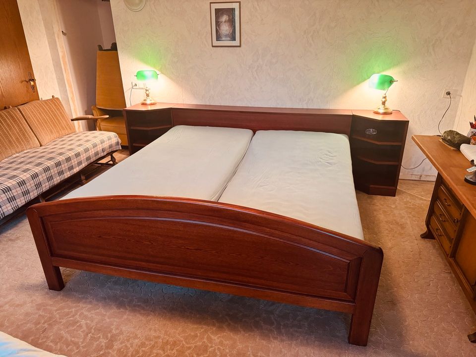 Bett, Nachtschränkchen & passende Kumode in Wülfrath