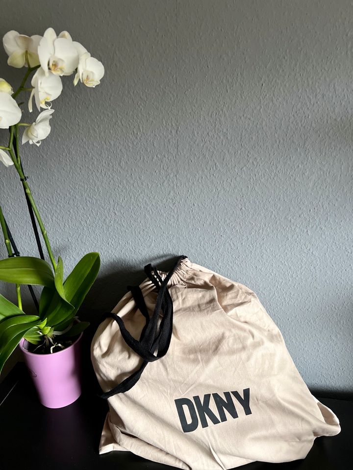 DKNY echtes Leder, Damen Umhängetasche in Frankfurt am Main