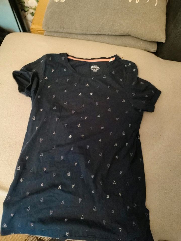 Hübsches Damen T-Shirt mit Dreieck und Herzen in Größe 36/38 in Bergkamen