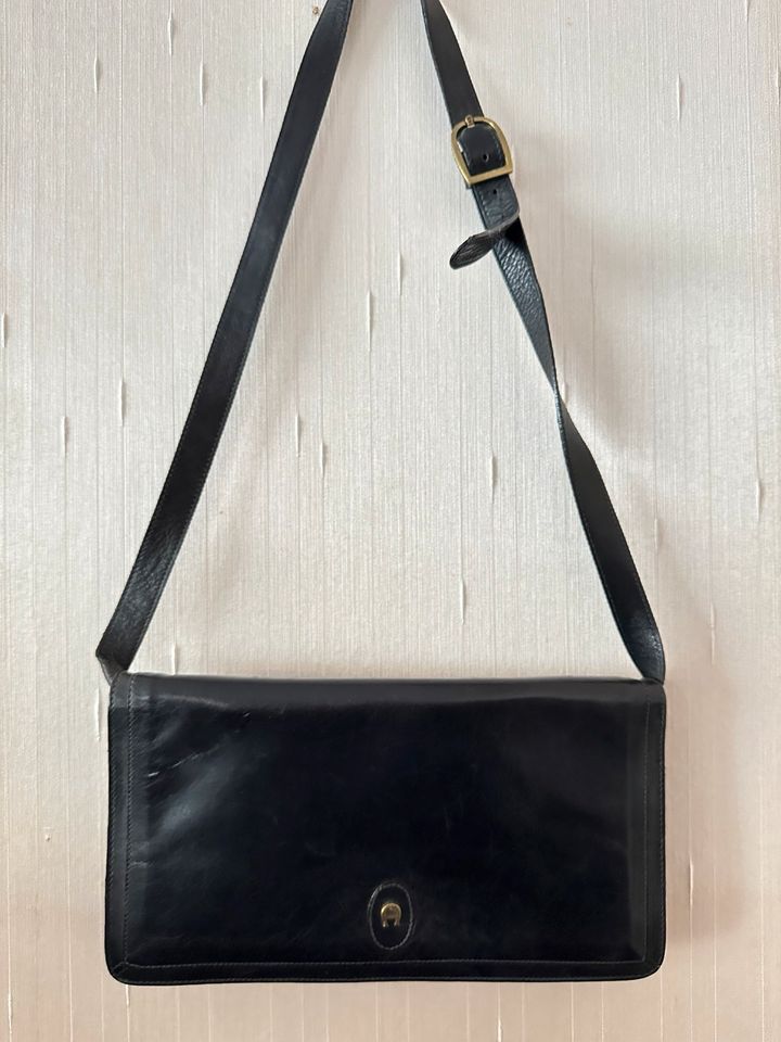 Vintage Handtasche von Aigner in dunkelblau in Bad Breisig 