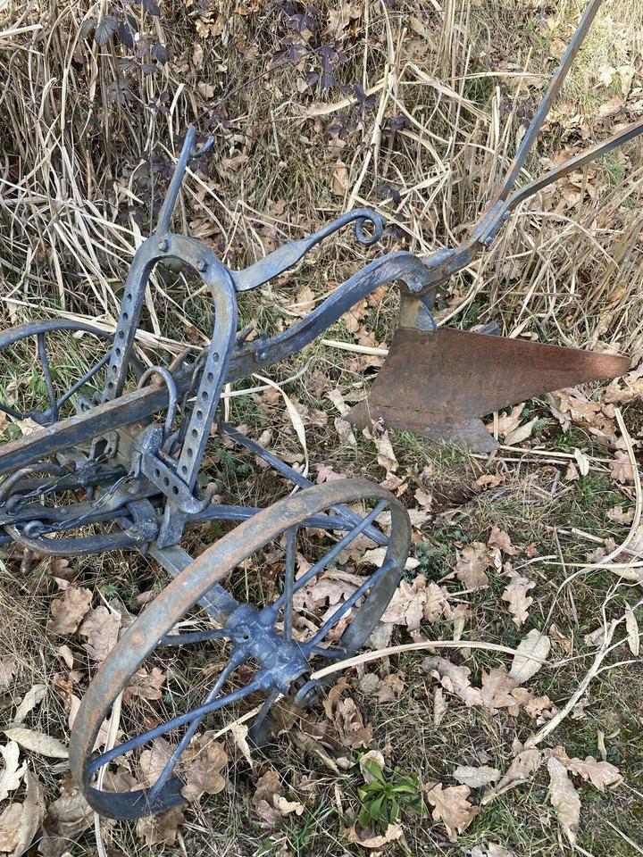 Alter französischer Pflug komplett aus Eisen zu Dekozwecken in Wilgartswiesen