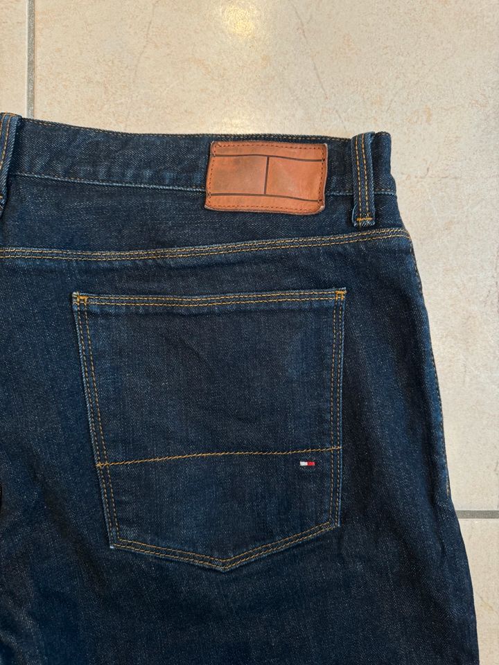 Jeans Tommy Hilfiger Männer 38/32, dunkelblau in Wesseling