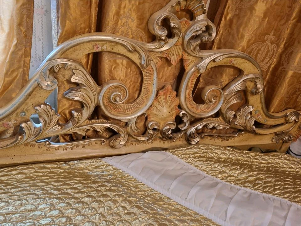 Schlafzimmer mit venezianischer Handmalerei und Blattgoldauflage in Freiburg im Breisgau