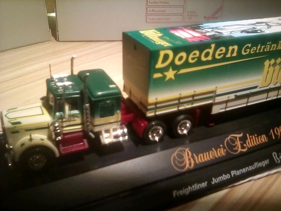 Herpa Truck Freightliner PC Vitrine Doeden Getränke Bitburger in Leverkusen