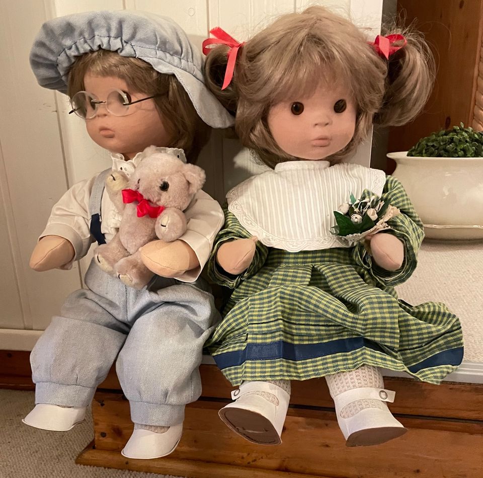 Zwei Puppen - Junge und Mädchen in Jüchen