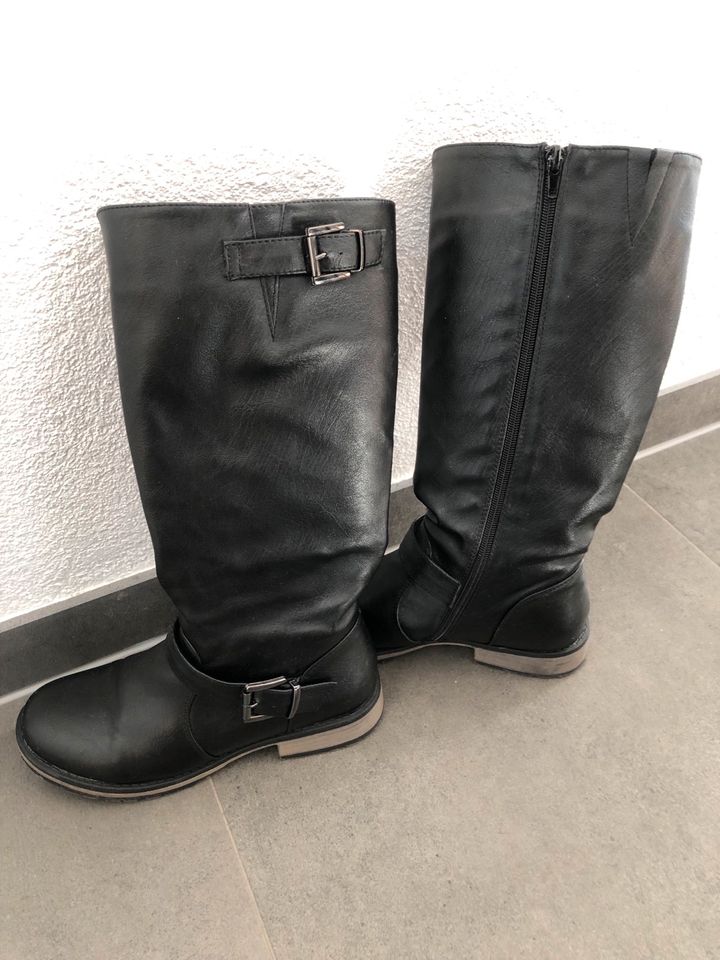 Schwarze Stiefel mit Schnalle in Leibertingen