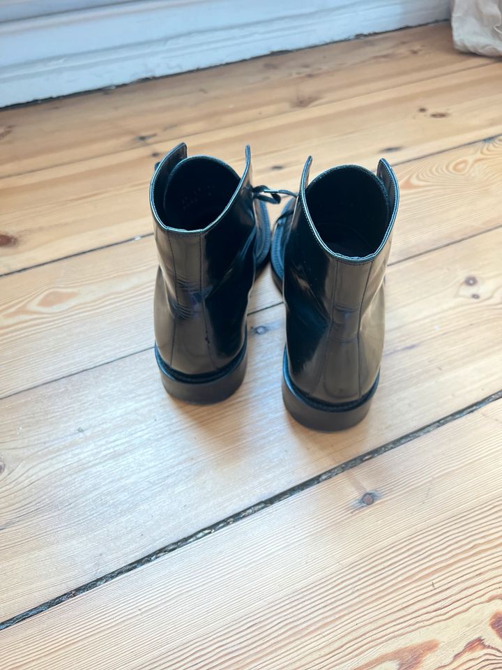 Saint Laurent Stiefel Lackleder in Größe 42 in Berlin