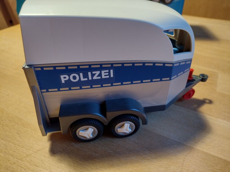 Playmobil Polizeipferdeanhänger in Kinderhaus