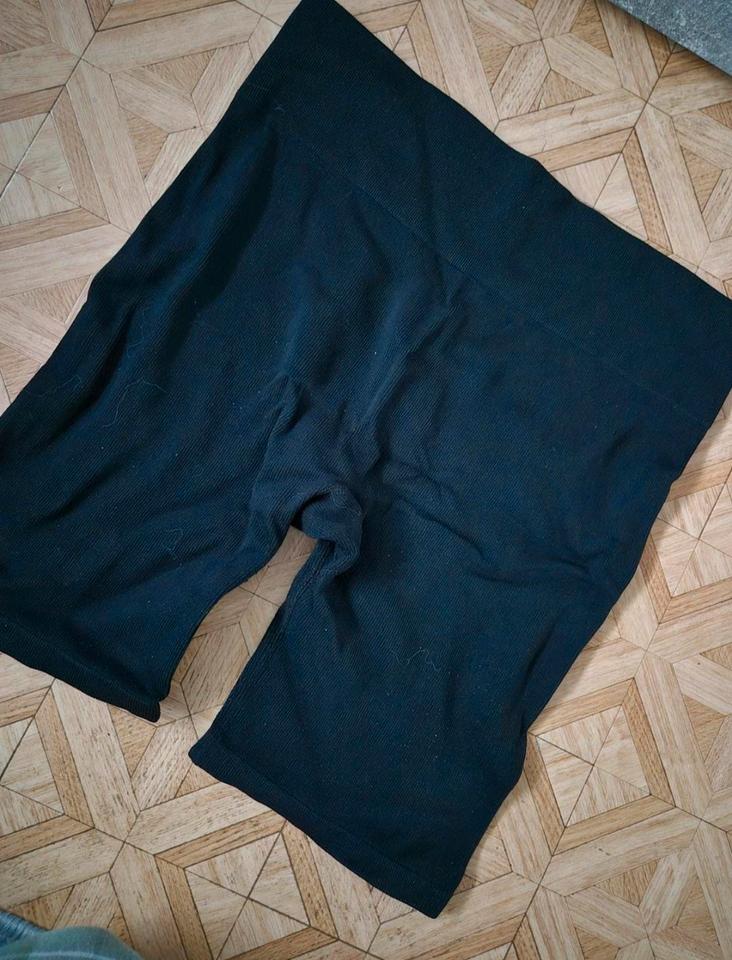 Bequeme schwarze Radlerhose – Ideal für Sport und Freizeit! in Bielefeld