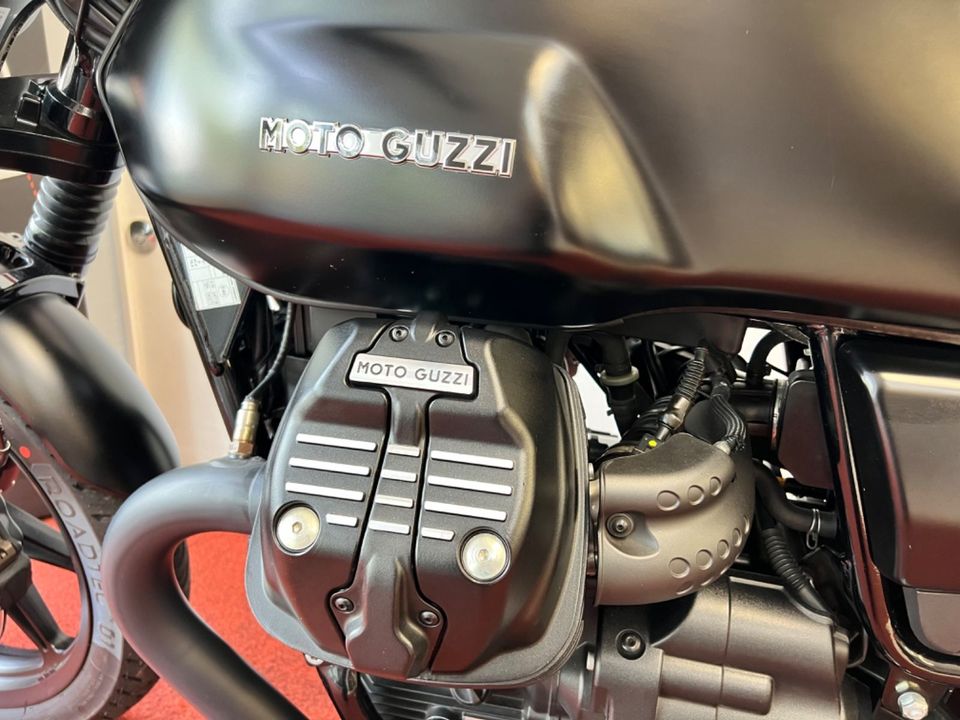 Moto Guzzi V 7 Stone 850 1.Hand! Scheckheft! Top Zustand! in Berlin