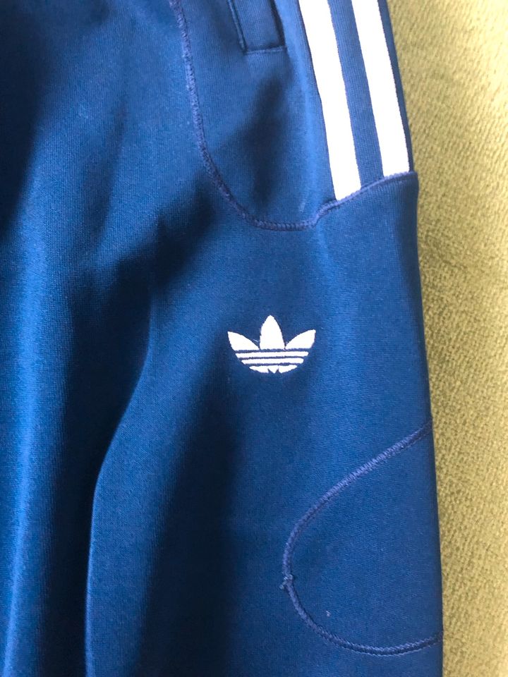 Adidas Jogginghose blau L in Essen