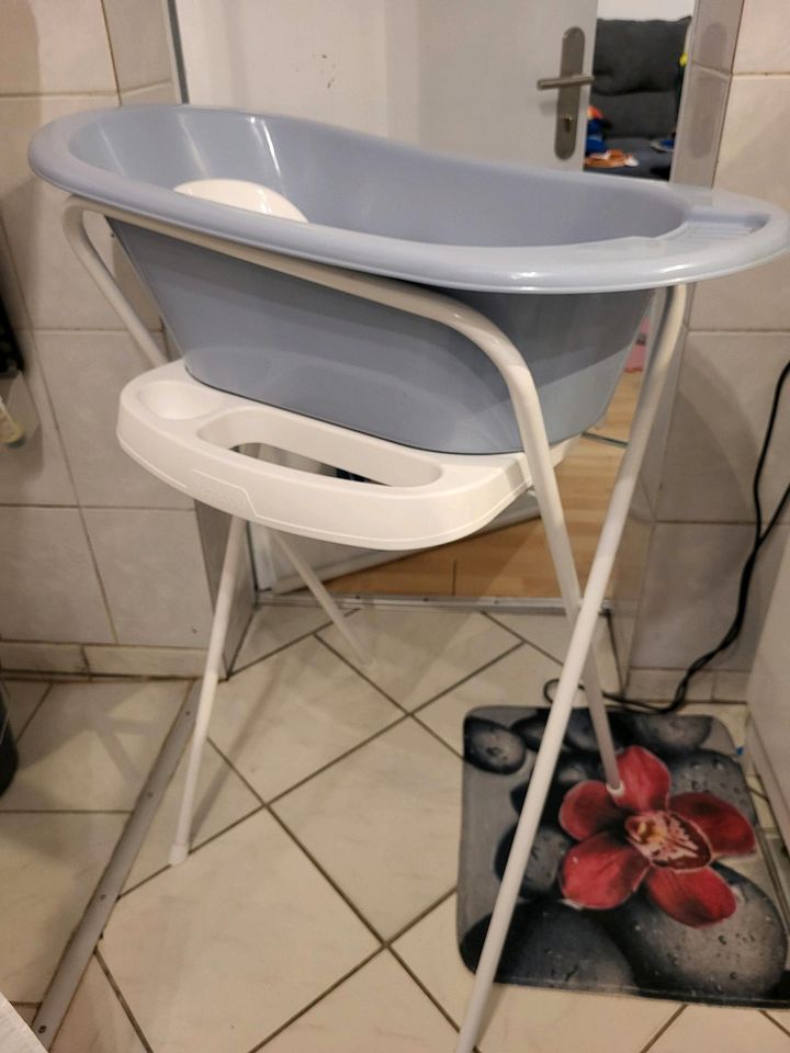 Babybadewanne von Bebejou mit Gestell und Neugeboreneneinsatz in Rottweil