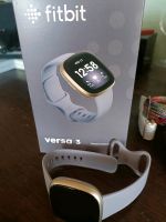 Fitbit Versa 3 mit Armbändern Hessen - Lich Vorschau