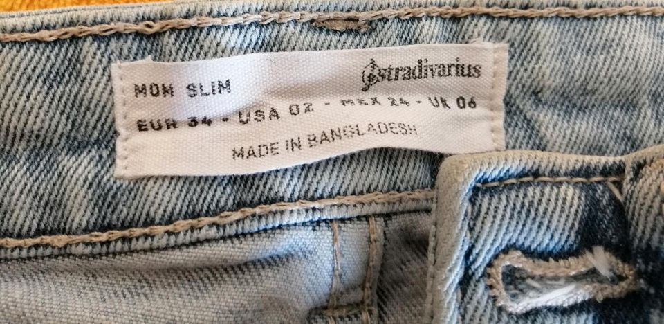 *NEU* hellblaue Jeans Stradivarius Größe 34 Mom slim fit in Gießen