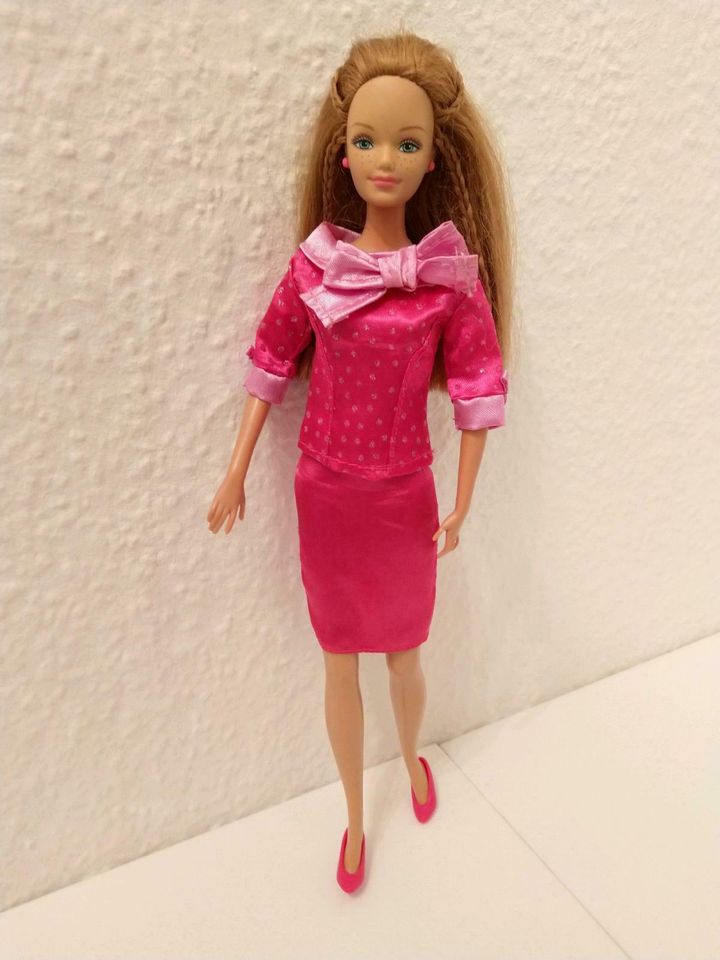 Barbie Anziesachen Klamotten Kleider 15 Pro Kleidung in Berlin