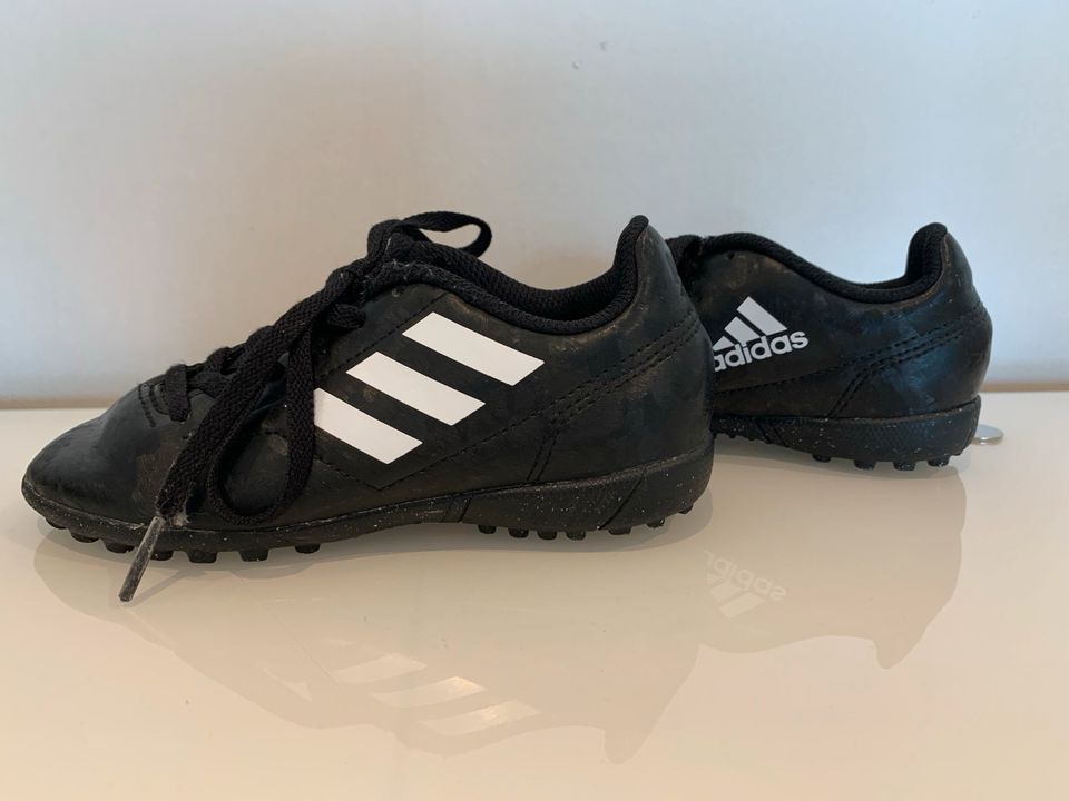 adidas Fußballschuhe mit Mini-Stollen schwarz Gr. 30 in Ostercappeln