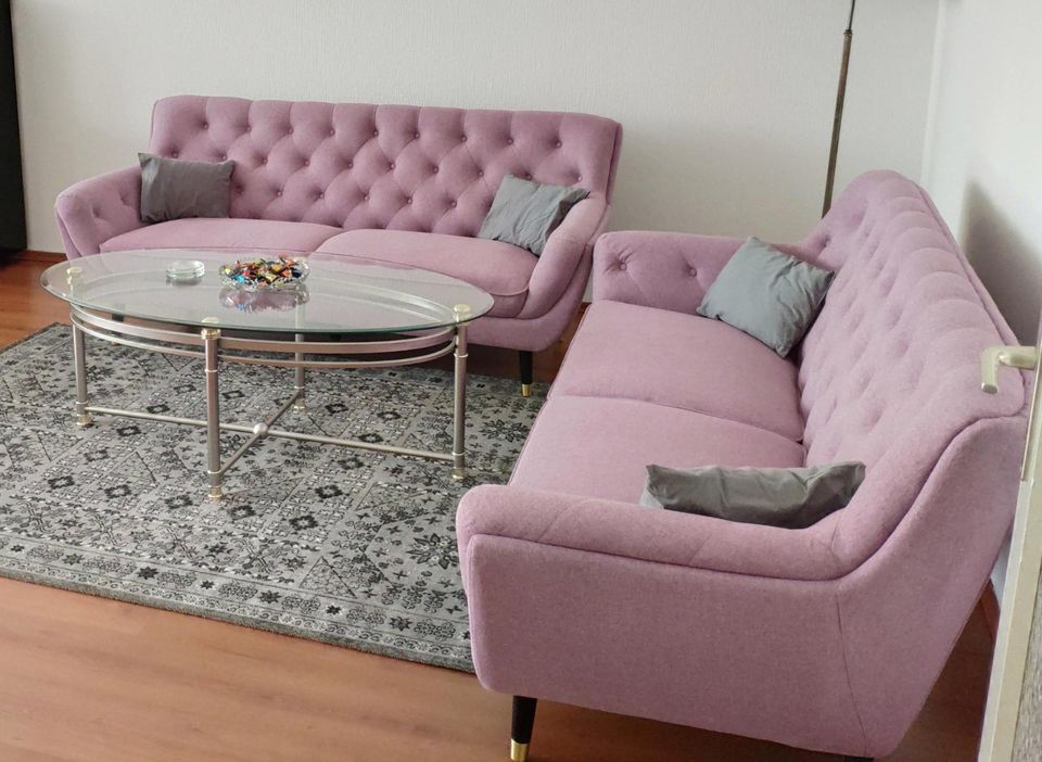 2 lilane/pinke Sofas, Karo-Steppung, Massivholzfüße, neuwertig in Hamburg