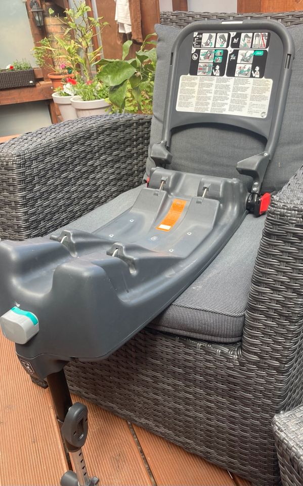 Babyschale Kindersitz fürs Auto mit Isofix in Bühne