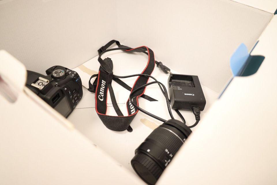 canon eos 2000d SLR camera mit 16gb speicherkarte in Leipzig