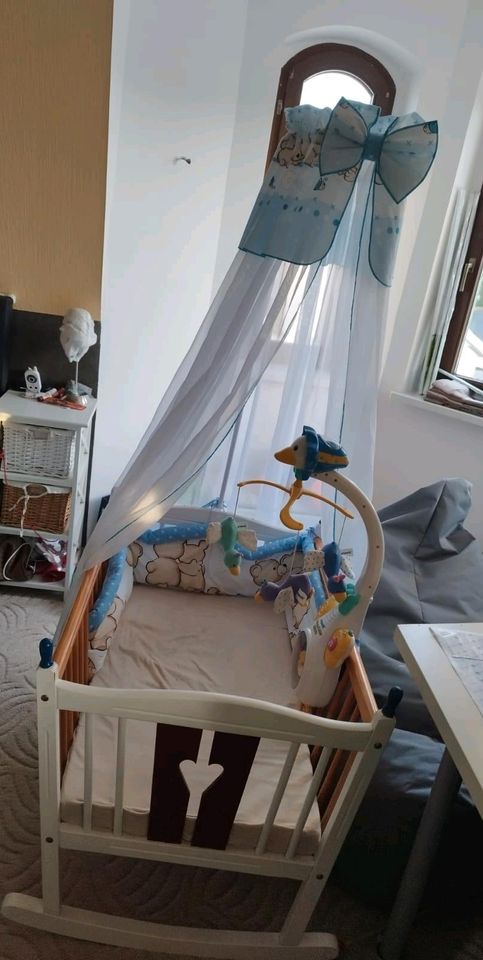 Babybett mit wiegefunktion in Mittweida