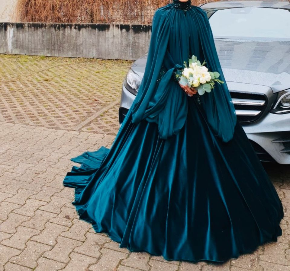 Abi-oder Ballkleid aus Samt in der Farbe Petrolgrün in Berlin