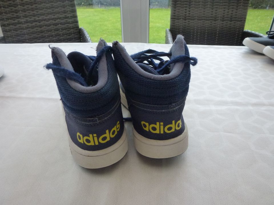 Adidas Kinder-Sneaker  Gr. 32   7 Euro in Petershagen