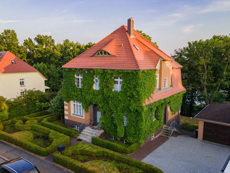 Mehrgenerationenhaus - Historische Altbauvilla aus 1928 in direkter Seelage. in Neustrelitz