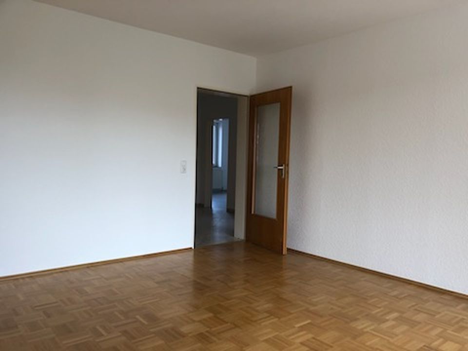 Attraktive, teilsanierte  drei Zimmer Wohnung in guter Lage in Köln Weiden in Köln
