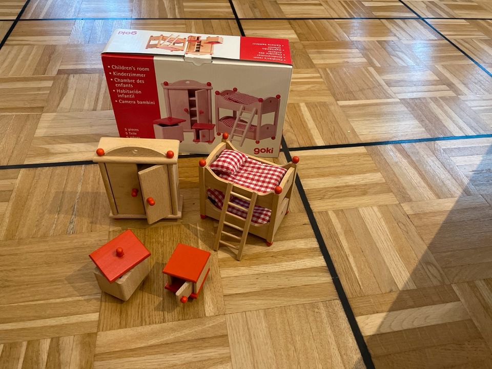 Goki Hochbett für Puppenhaus mit Schrank, Nachttisch und Kiste in Flörsheim am Main
