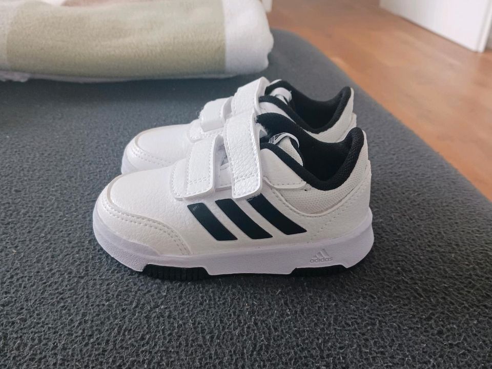 ADIDAS KINDER-TURNSCHUHE IN GRÖßE 5,5/ 20,5! NEU!!! in Vilshofen an der Donau