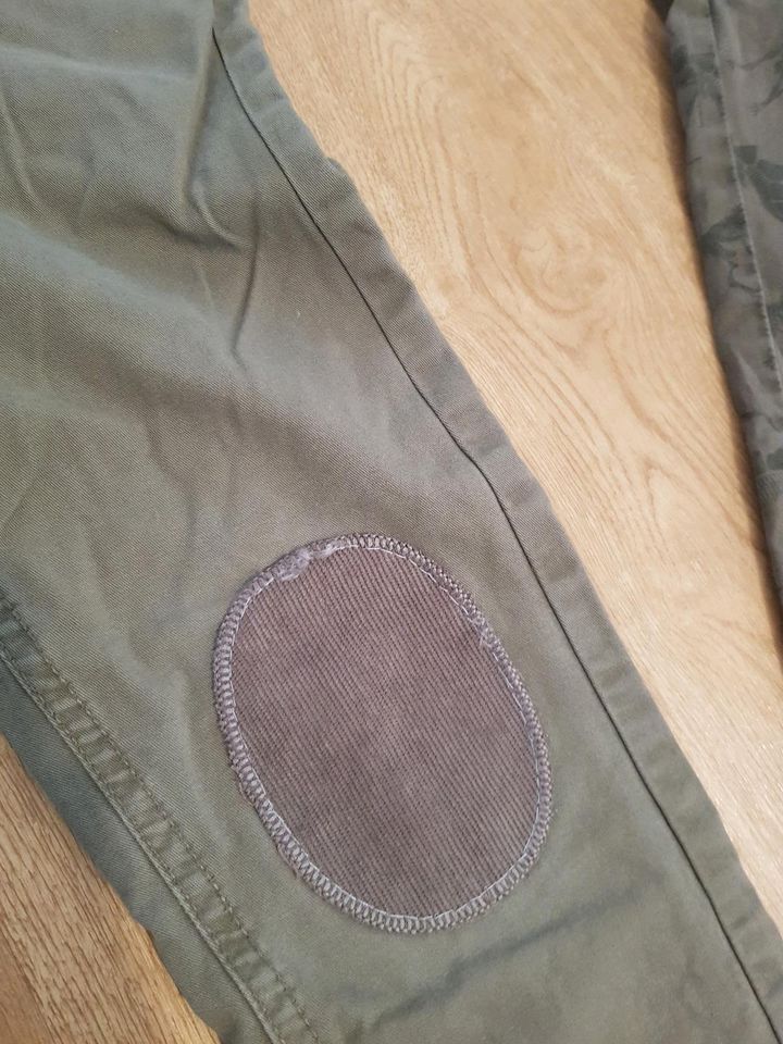 Chino Hose Jogger Jungen 122 128 deno kids H&M Dino Jeans khaki in Freiburg im Breisgau