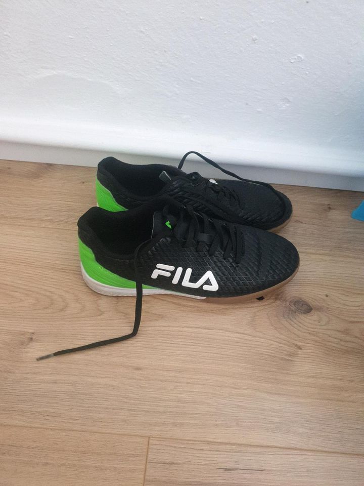 Fussballschuhe Fila Nike 39 und schienbeinschoner in Berlin