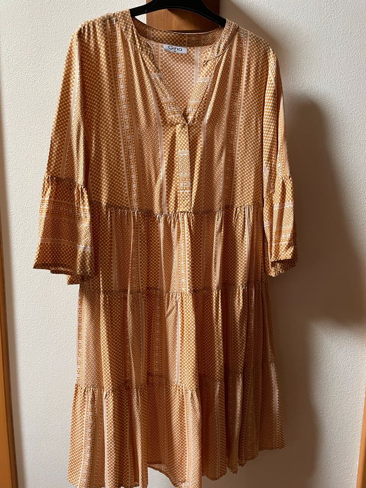 Kleid Gr. 42 neuwertig 1x getragen in Reischach