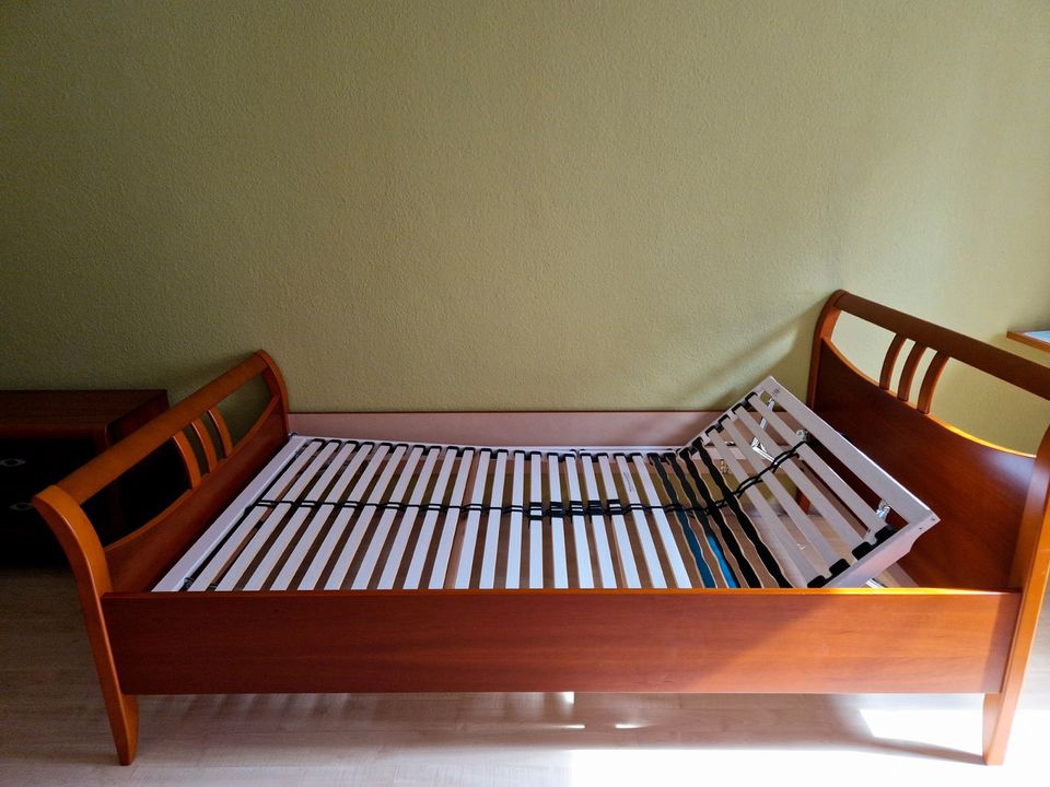 Kleiderschrank, Bett (ohne Matraze), Nachttisch in Mainz
