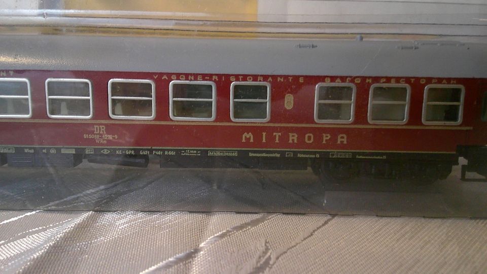 2 DDR Modelleisenbahn Personenwagen und 1 Mitropa Speisewagen in Wustermark