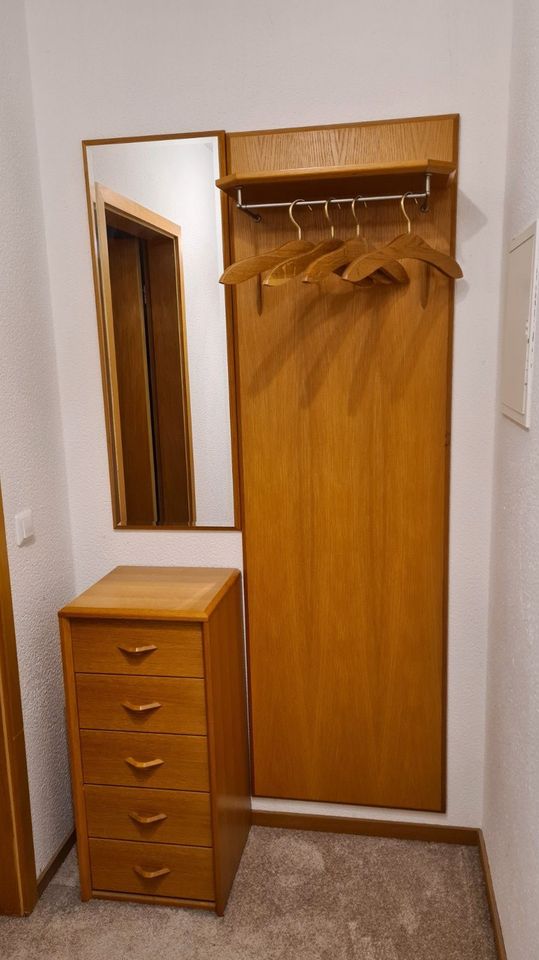 Garderobe Flur mit Spiegel, Kommode & Hängemöglichkeit, Holz in Berlin