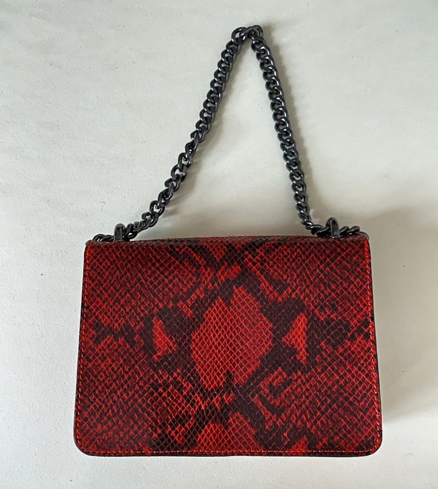 Leder Pochette, hochwertig, im Snake-Look, rot/schwarz in München